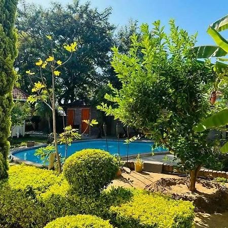 Birdville Bnb Guest House Gaborone Esterno foto