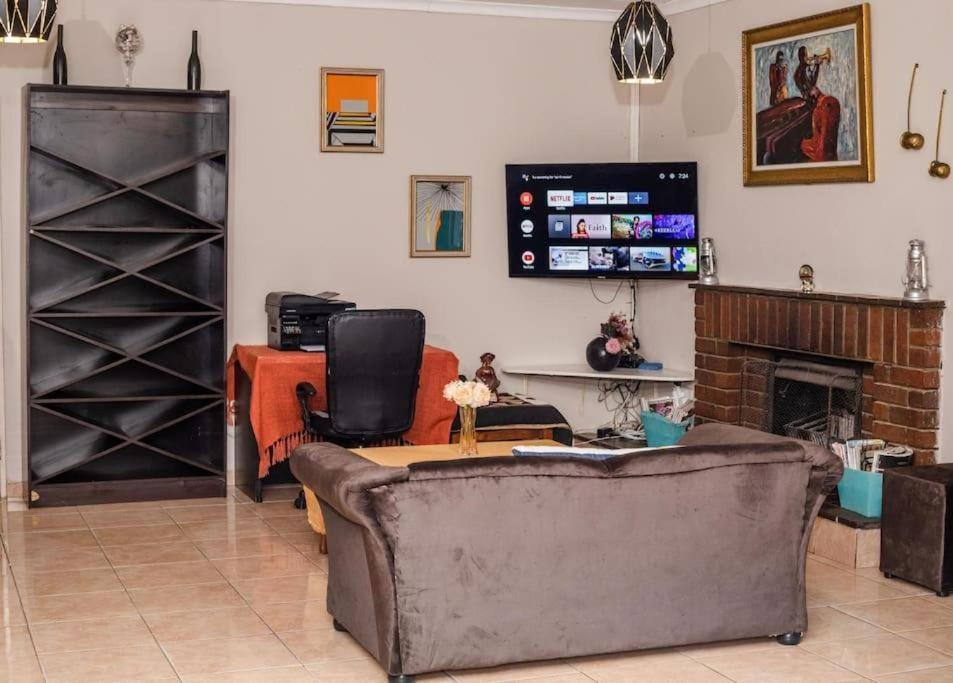 Birdville Bnb Guest House Gaborone Esterno foto